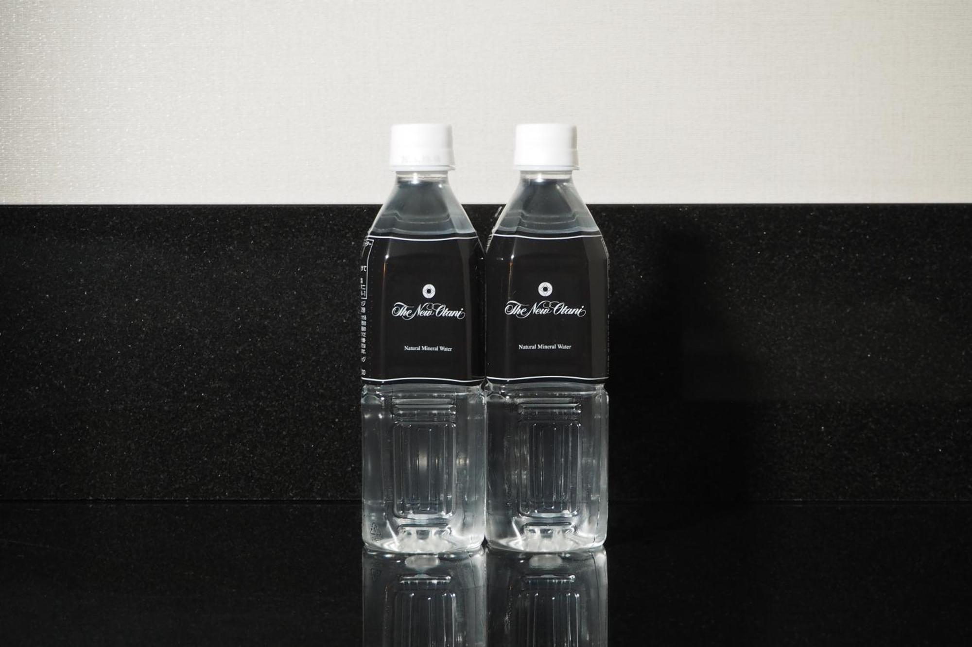Hotel New Otani Tokyo The Main Zewnętrze zdjęcie Bottled water