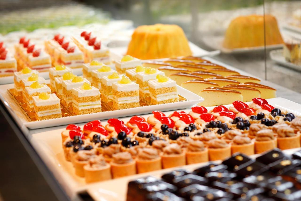 Hotel New Otani Tokyo The Main Zewnętrze zdjęcie A display of petit fours